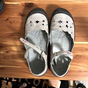 JBU/J41 Mary Janes size 7. Worn once. Gray with burgundy trim